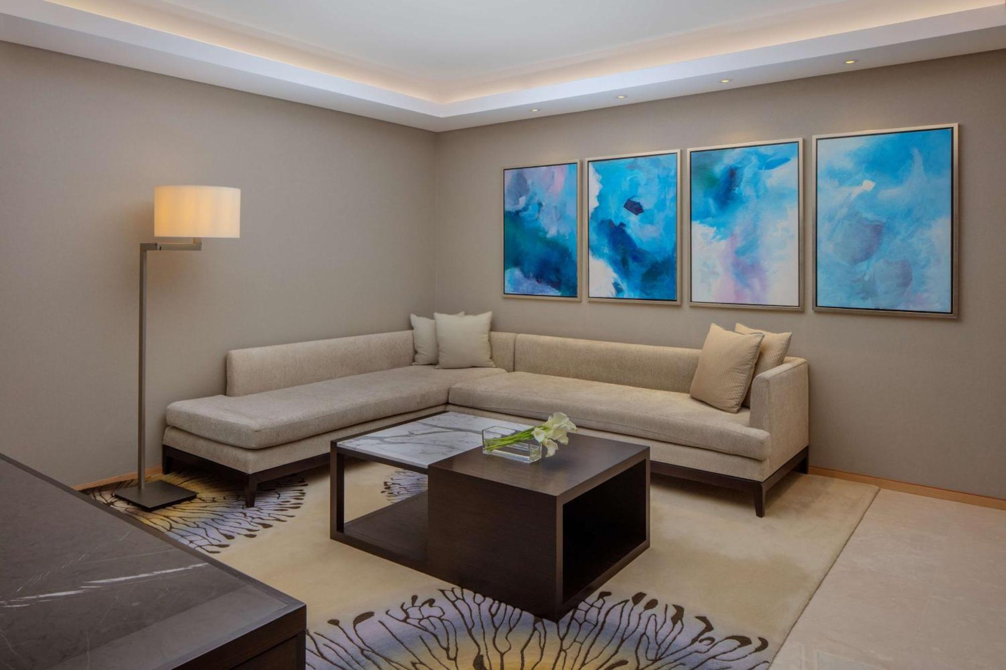 Hyatt Regency Riyadh Olaya Exterior foto A living room at the Ritz-Carlton, DIFC
