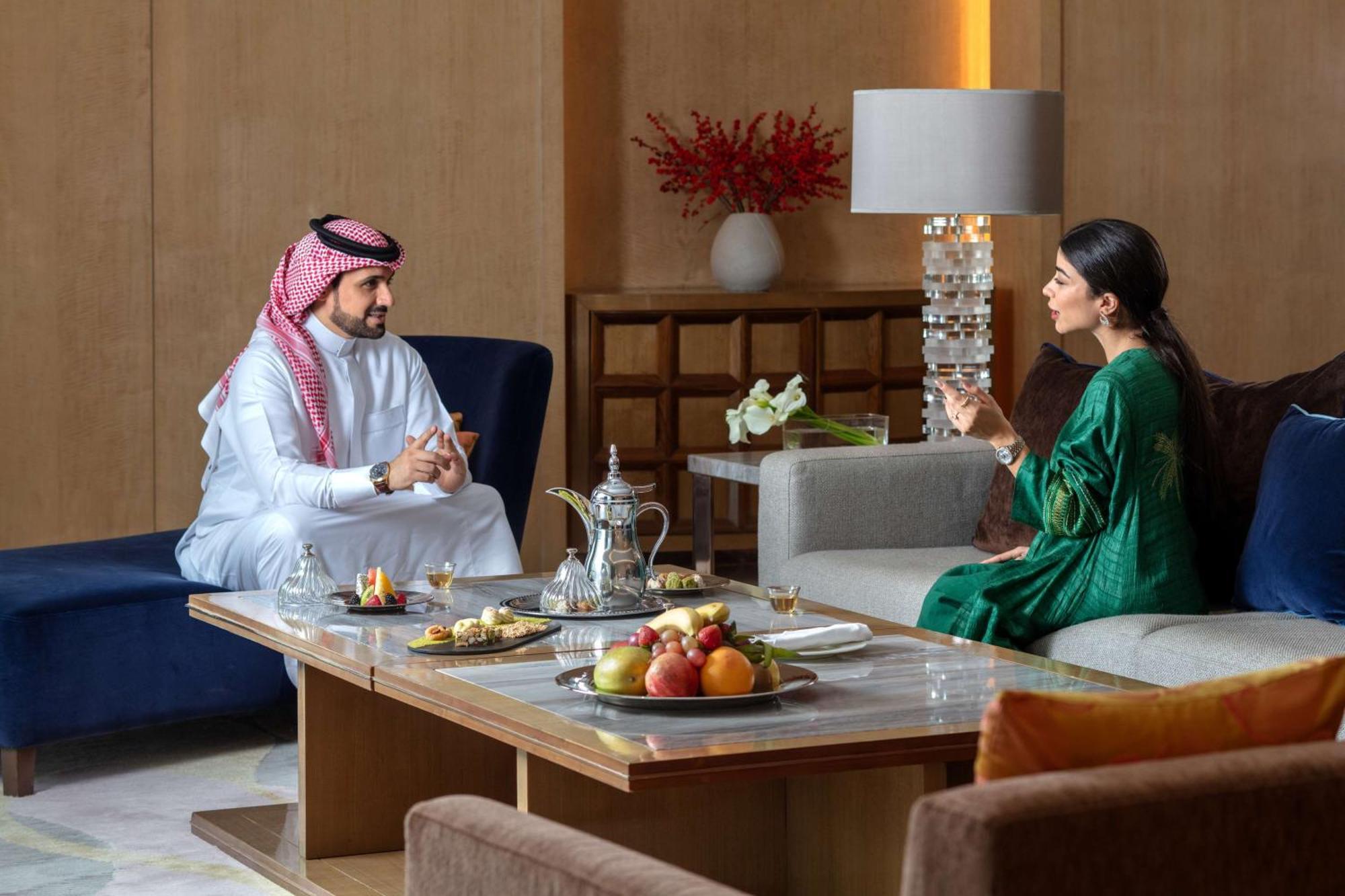 Hyatt Regency Riyadh Olaya Exterior foto A Saudi Arabian man and woman in traditional dress
