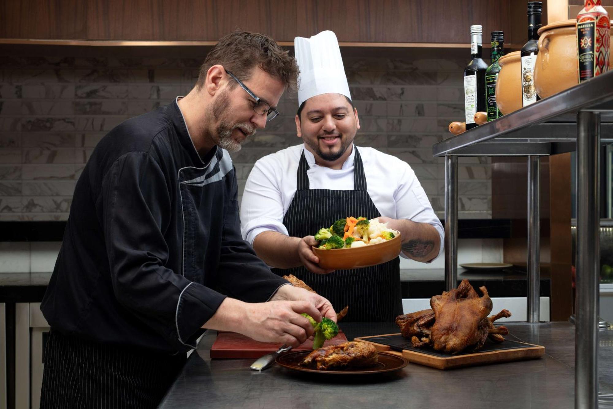 Hyatt Regency Riyadh Olaya Exterior foto Chef de cuisine (left) and sous-chef (right)