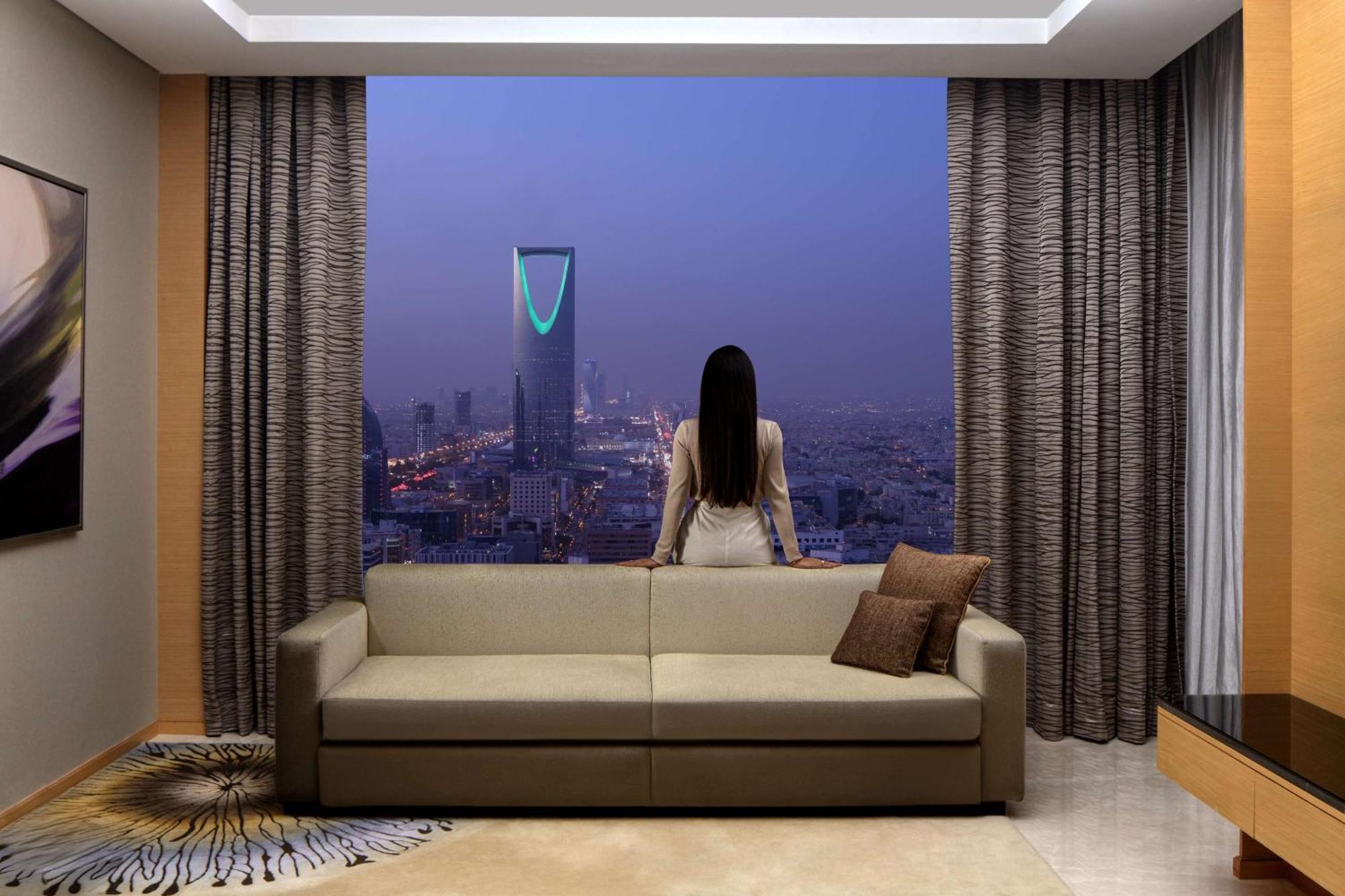 Hyatt Regency Riyadh Olaya Exterior foto A view of the Kingdom Centre from a suite