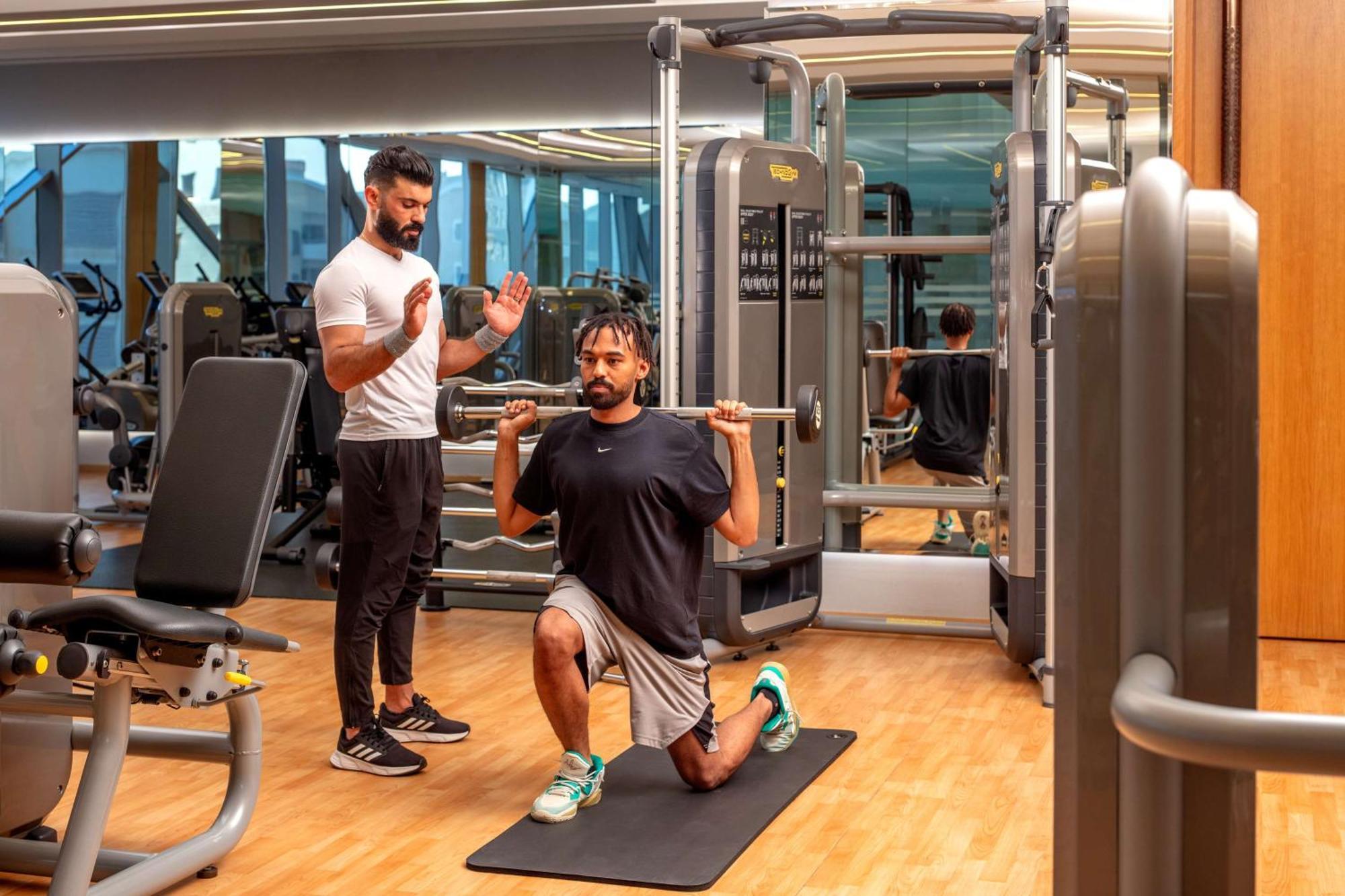 Hyatt Regency Riyadh Olaya Exterior foto Personal trainer coaching a man on a Bulgarian split squat