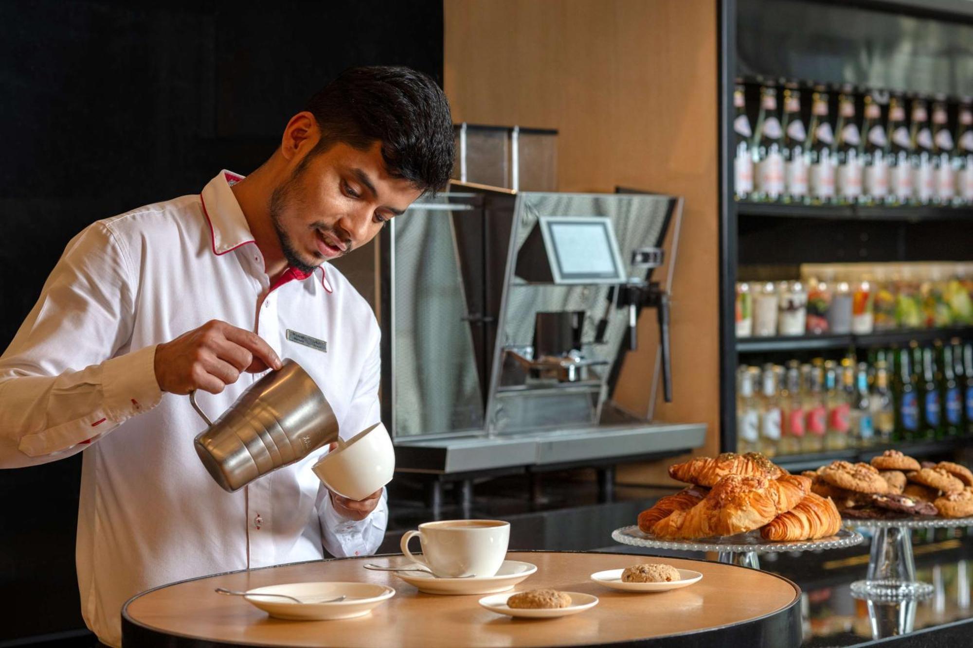 Hyatt Regency Riyadh Olaya Exterior foto A barista at work
