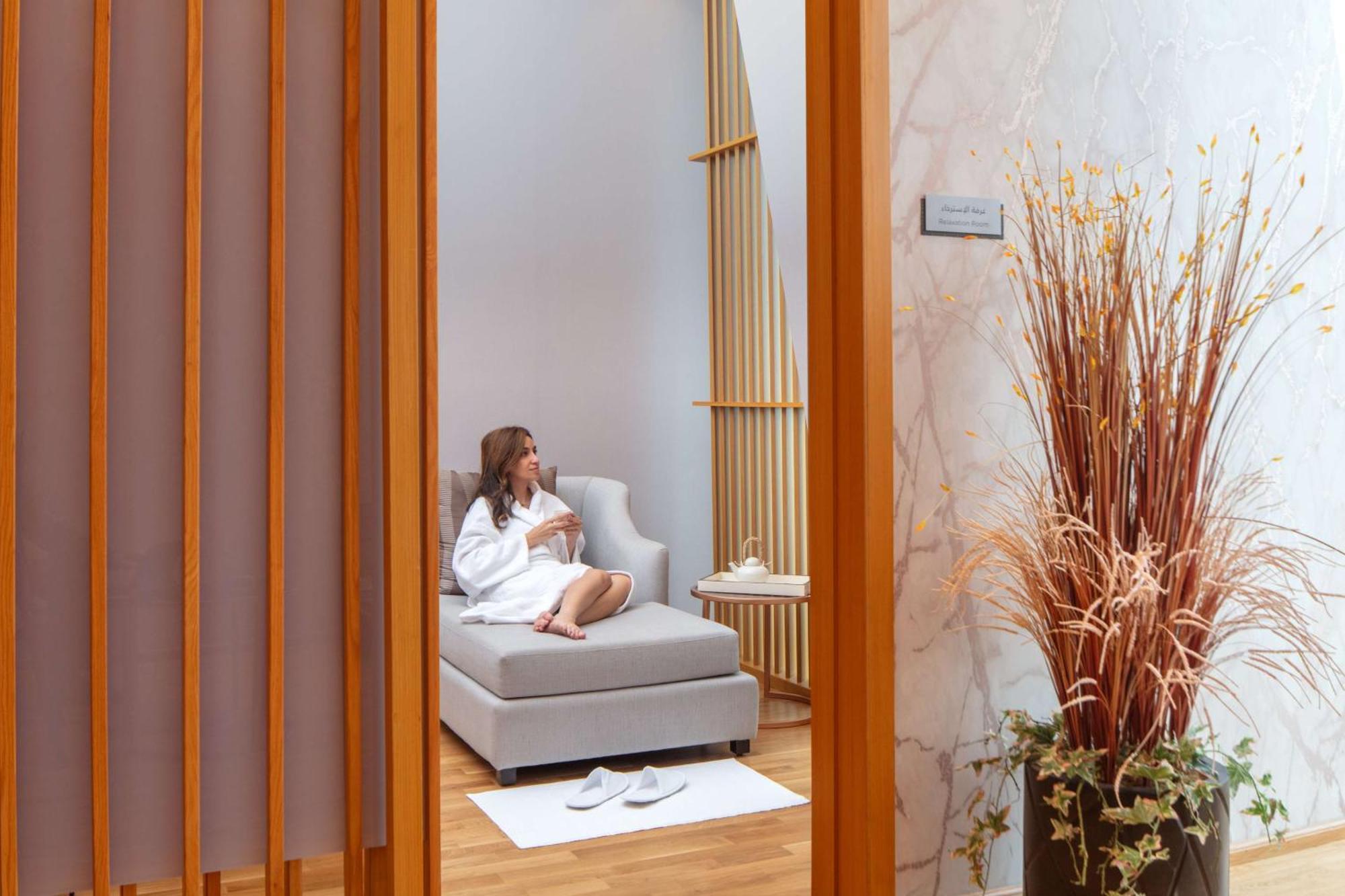 Hyatt Regency Riyadh Olaya Exterior foto A woman relaxing in a spa
