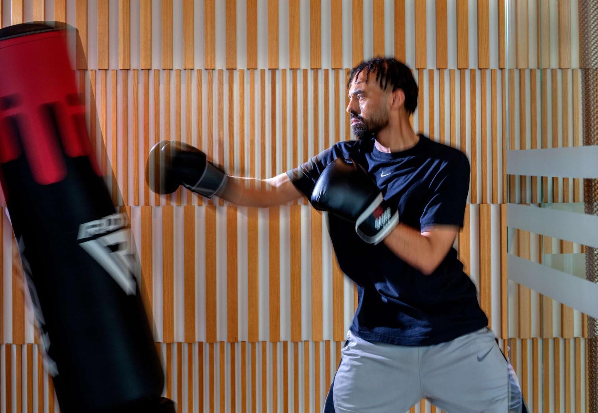 Hyatt Regency Riyadh Olaya Exterior foto A boxer training with a heavy bag