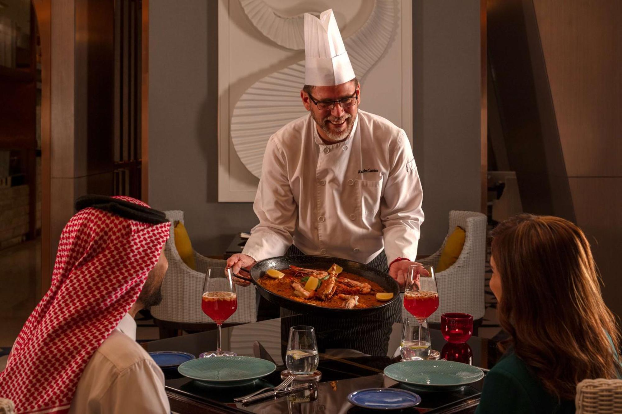 Hyatt Regency Riyadh Olaya Exterior foto A chef serving food