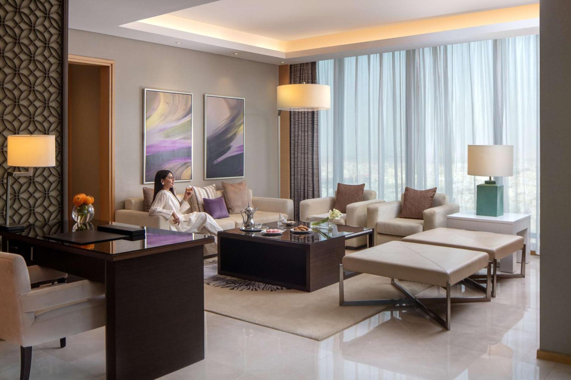 Hyatt Regency Riyadh Olaya Exterior foto A living room at the Ritz-Carlton, DIFC