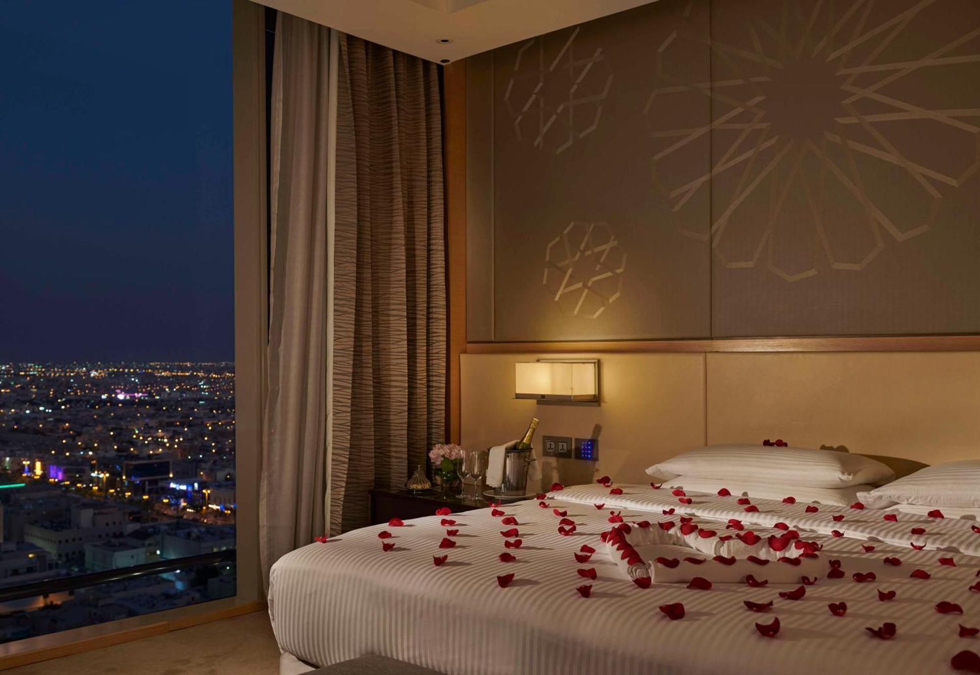Hyatt Regency Riyadh Olaya Exterior foto A bedroom at the hotel