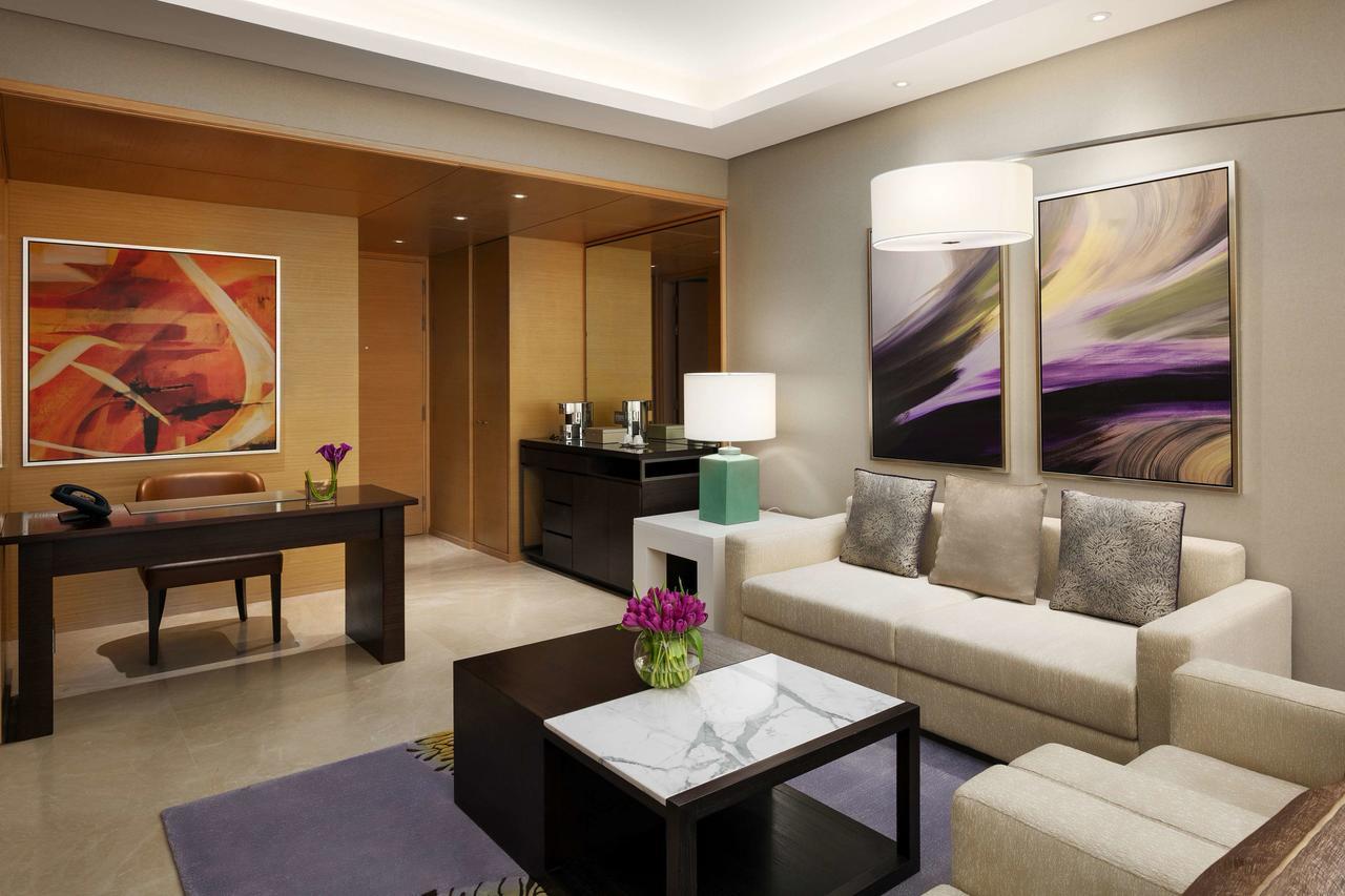 Hyatt Regency Riyadh Olaya Exterior foto A living room in a suite at the Ritz-Carlton, Dubai