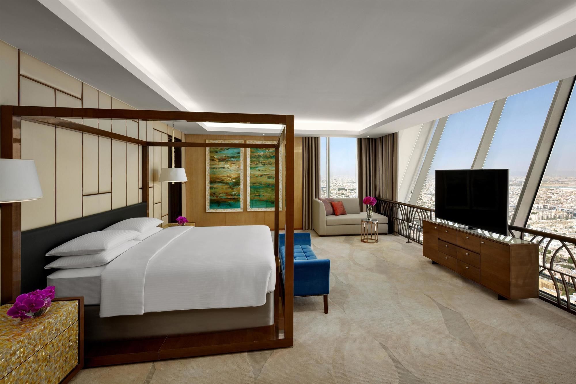 Hyatt Regency Riyadh Olaya Exterior foto A bedroom at the Ritz-Carlton, Riyadh